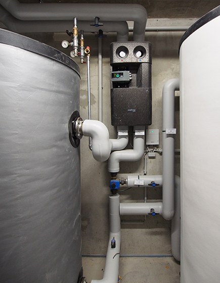 Ausschnitt eines Heizkessels mit Verohrungen.